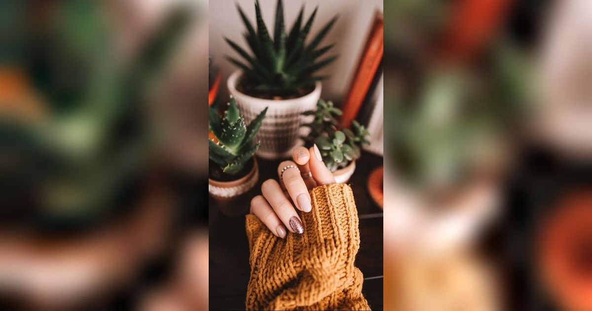 How to Remove Acrylic Nails Painlessly With Acetone at Home