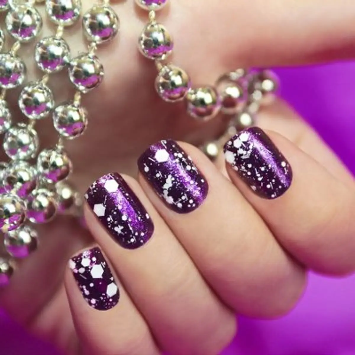 This Genius Trick Makes Putting On Glitter Nail Polish So Much Easier ...